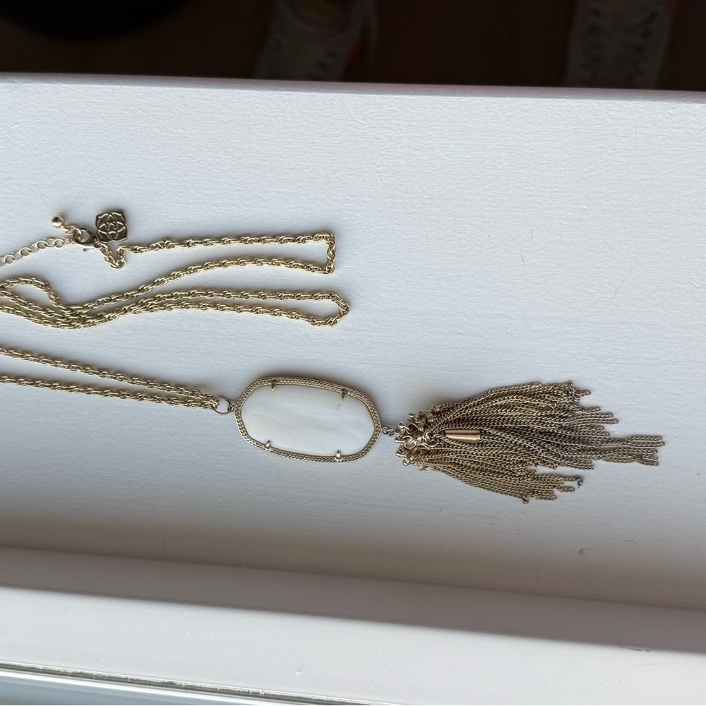 Elegant Gold and White Pendant Necklace